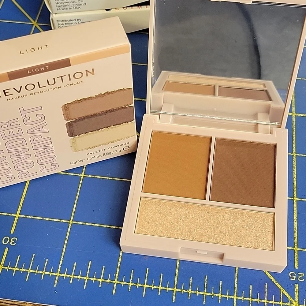 Makeup Revolution Contour Powder Compact New In Box - Light